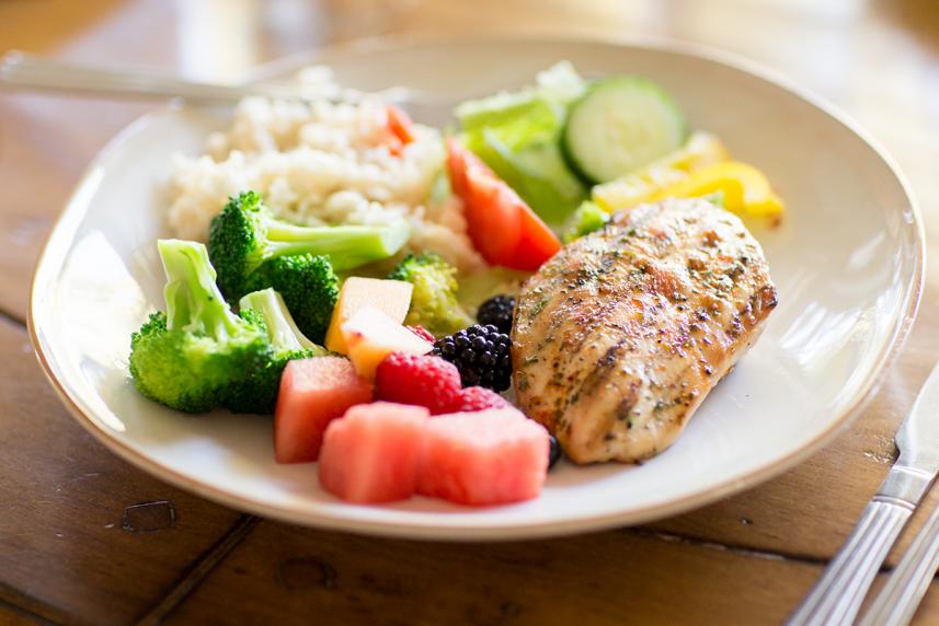 A plate of healthy food that can help manage prediabetes